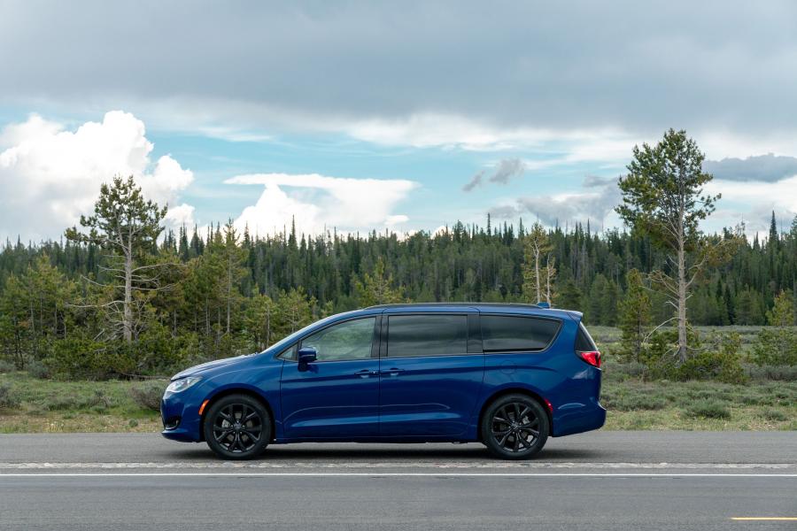  Chrysler Pacifica Limited S Appearance Package (RU) 2017 года  (фото 11 из 40)